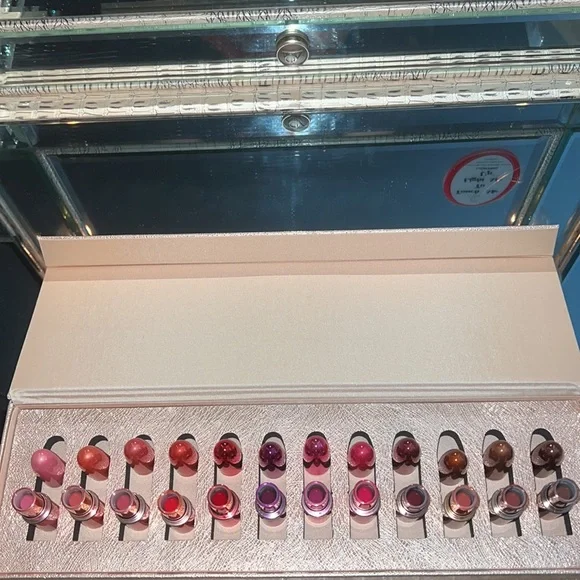 NIB! Mac Cosmetics Snow Ball Mini Lipstick Kit. - Picture 4 of 11